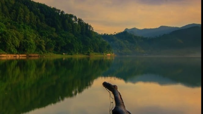 Potret telaga ngebel tempat wisata Ponorogo yang hits di 2025