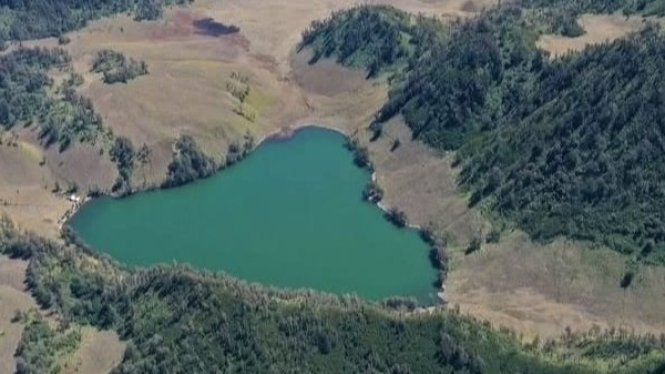 Ranu kumbolo dari ketinggian berbentuk seperti love