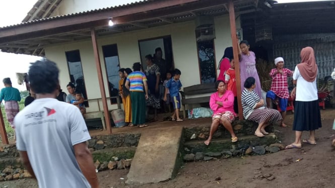 Tetangga mendatangi rumah Suyeti di Dusun Karangrejo Selatan