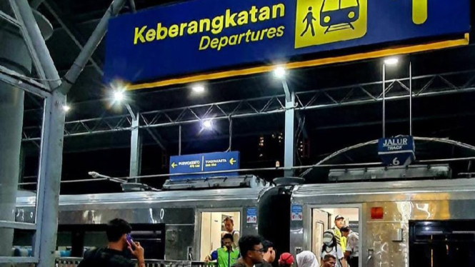 Sejumlah penumpang memasuki kereta api