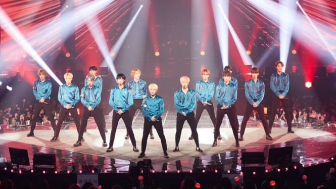 Boyband K-pop Seventeen Tampil Di Atas Panggung