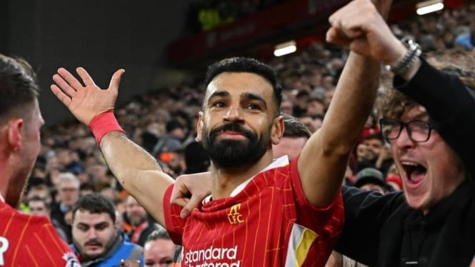 Mohamed Salah selebrasi bersama suporter