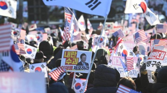 Massa pendukung Presiden Korsel Yoon Suk Yeol berdemo