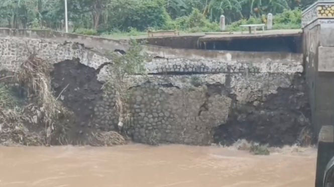 Plengsengan Sungai Welang Ambrol