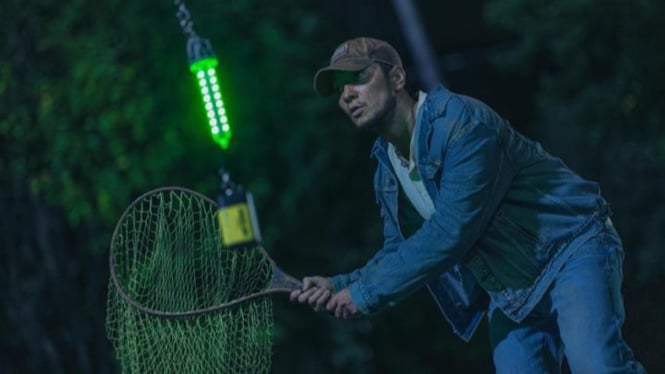 Aktor Son Suk-ku dalam adegan dari film “Night Fishing” (2024)