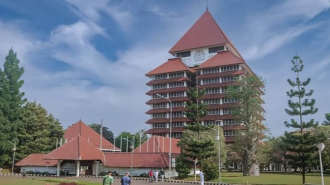 Gedung Universitas Indonesia yang Dikelilingi Pohon