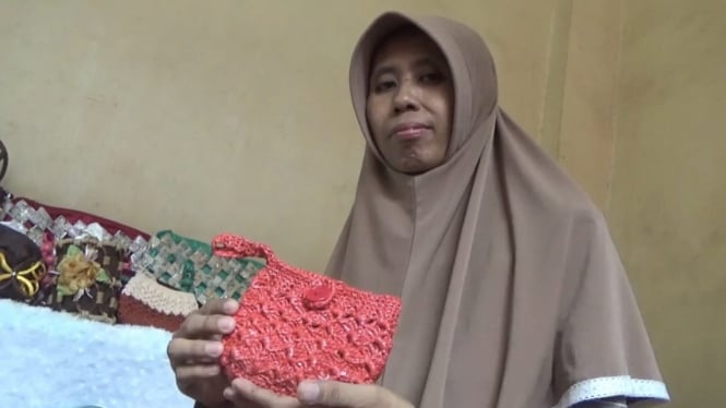 Emak-Emak di Jember Ubah Limbah Plastik Menjadi Kerajinan