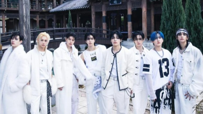 Potret Momen Saat K-pop boy band Stray Kids Akan Manggung