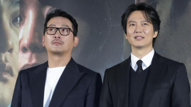 Momen Saat Aktor Ha Jung-woo, kiri, dan Kim Nam-gil berpose