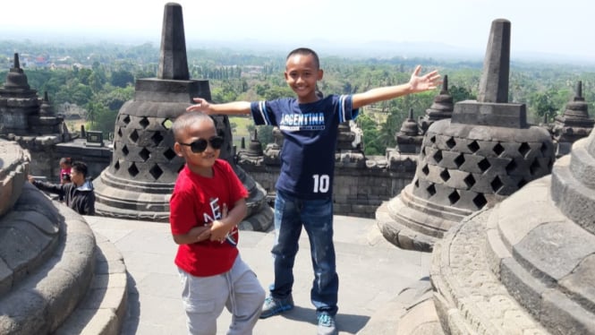 Wisatawan berlibur ke Candi Borobudur