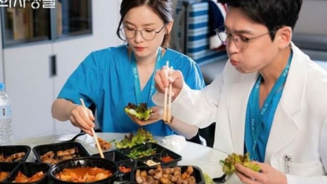 Adegan Makan Drama Korea Hospital Playlist