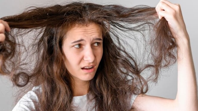 Seorang wanita yang memiliki rambut rusak