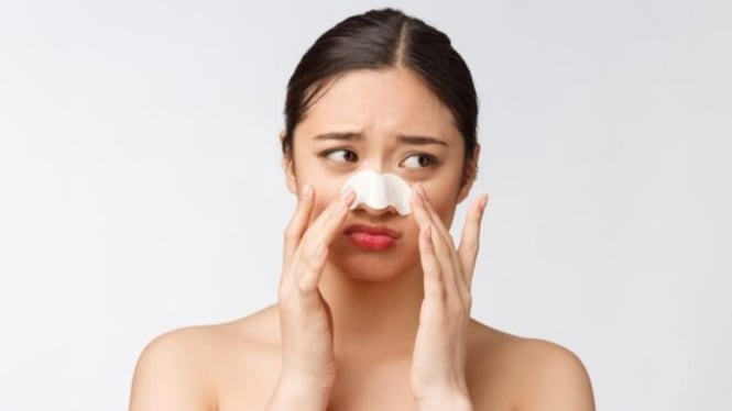 Ilustrasi wanita menggunakan pore strip hilangkan komedo