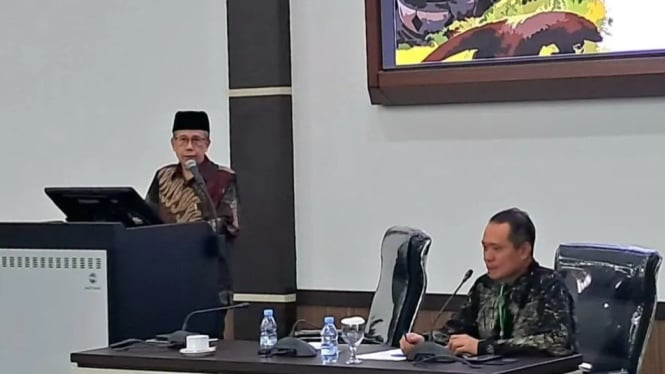 Amich Alhumami Memberikan Materi Pada Retreat Pejabat