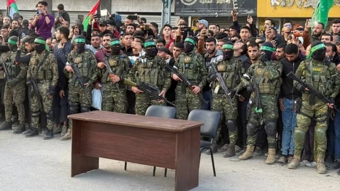 Militan Hamas Palestina berjaga ketika warga berkumpul