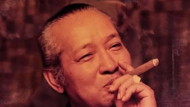 Presiden RI kedua Soeharto sedang menghisap cerutu