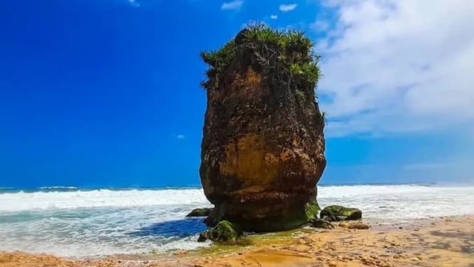 Pesona alam Pantai Lumbung