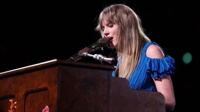 Penampilan Taylor Swift memainkan piano di atas panggung