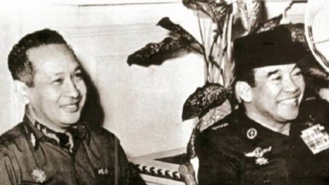 Potret Soeharto dan Soekarno sedang duduk bersama