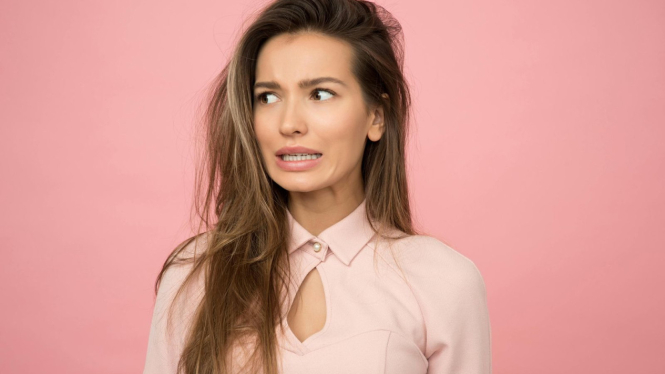 Wanita dengan Rambut Kusut