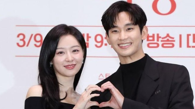 Kim Ji-won dan Kim Soo-hyun dalam konferensi pers