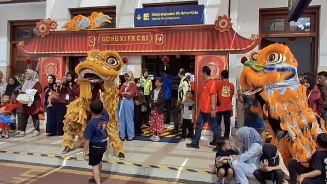 Barongsai Semarakkan Imlek 2576 Kongzili di Stasiun Jember