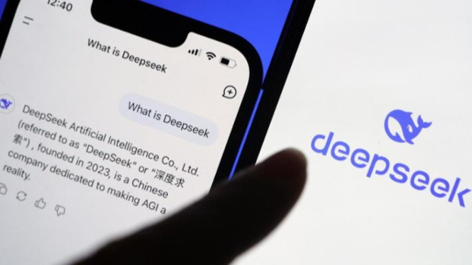 Logo DeepSeek disamping aplikasi asisten AI