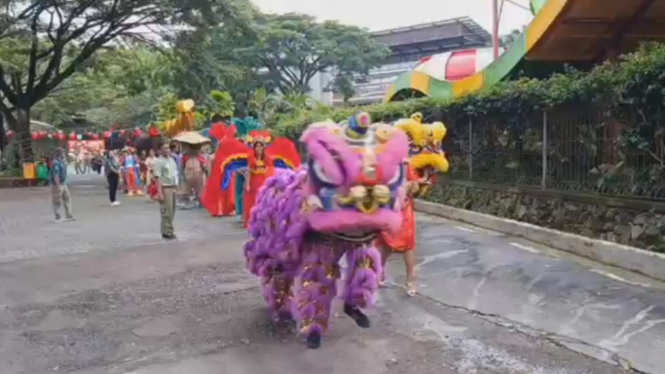 Parade Satwa dan Barongsai di Imlek Taman Safari Prigen