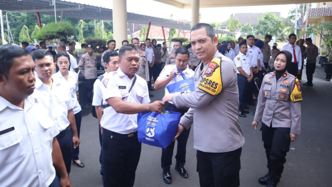 Kapolres Situbondo Beri Bingkisan Sembako kepada Pegawai Harian Lepas