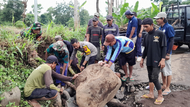 Respon Cepat TNI-Polri Beri Bantuan Material dan Gotong Royong