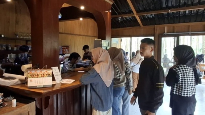 WISATA DAN KULINER DI TAMAN GAPURO SIDOMULYO MENIKMATI