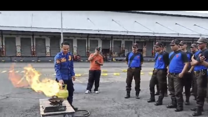 Cara Padamkam Api dari Tabung LPG Bocor Versi Petugas