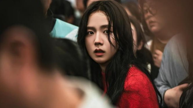 Jisoo dalam sebuah adegan dari drama zombie Coupang Play