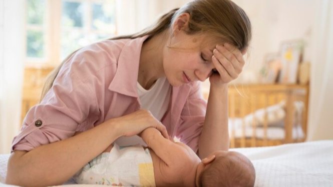 Ilustrasi seorang ibu yang mengalami emosional baby blues