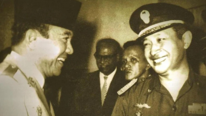 Soekarno dan Soeharto tampak bersama dalam suatu acara