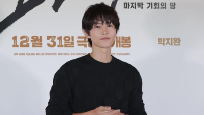 Aktor Song Joong-ki berpose