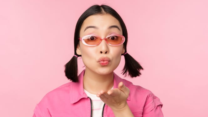 Ilustrasi wanita dengan bibir terlihat pink