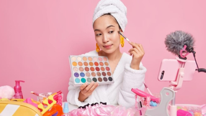 Ilustrasi seorang wanita yang sedang pakai makeup