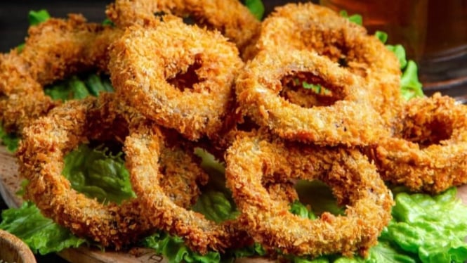 Ilustrasi onion ring, camilan gurih yang terbuat dari bawang