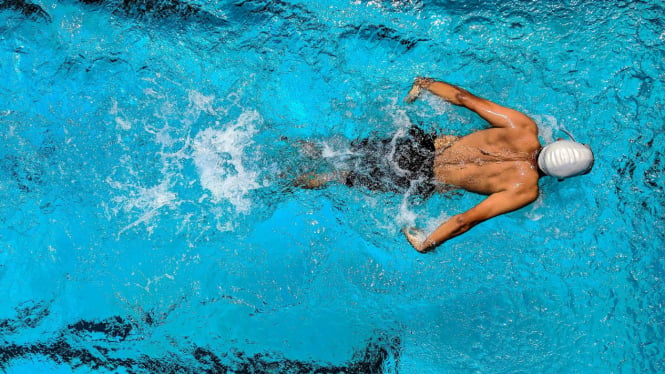 Foto orang yang berenang