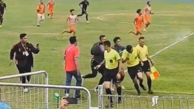 Suporter Persekabpas Serang Wasit dan Pemain Tornado FC