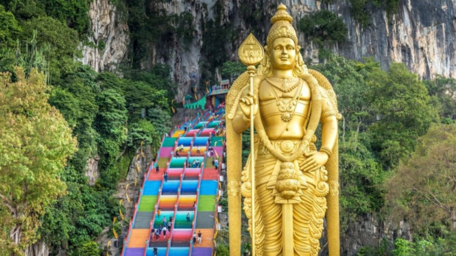 Patung emas Dewa Morogan di Batu Caves, Malaysia