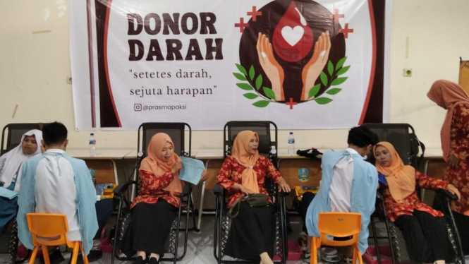 Guru dan Siswa SMAN Pakusari Kompak Donorkan Darah