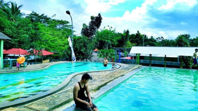 Kolam pemandian air panas alami di Pandeglang