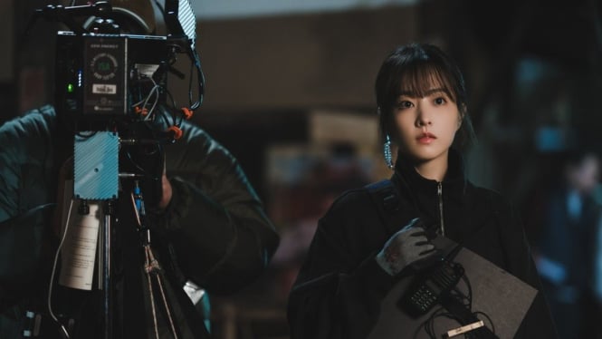 Park Bo Young sebagai asisten sutradara di drakor Melo Movie