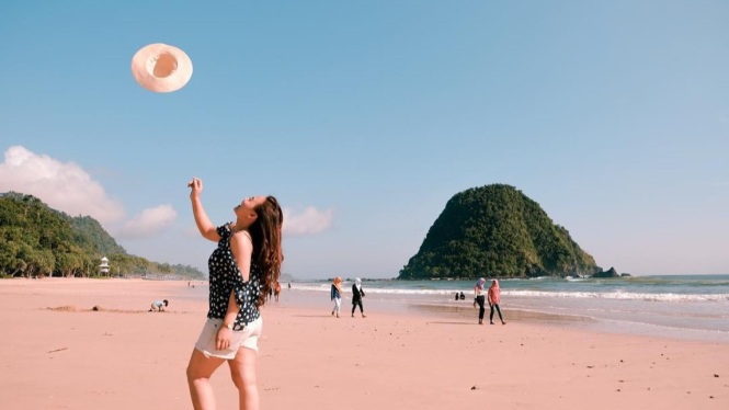 Keindahan Pulau Merah Banyuwangi Jawa Timur