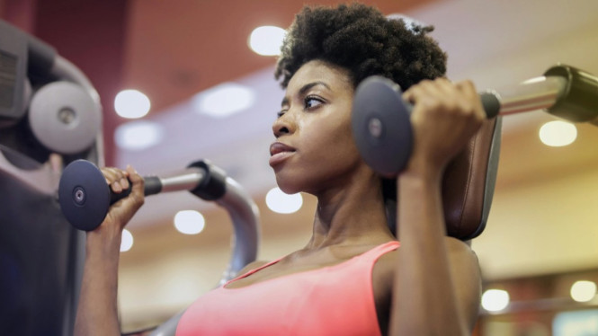 Ilustrasi Menggunakan Shoulder Press Machine