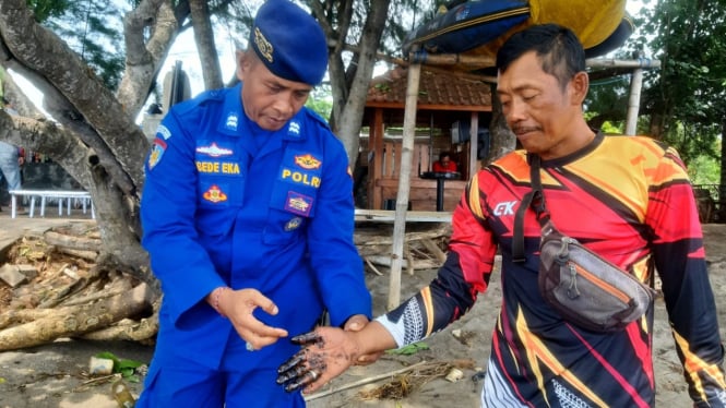 Limbah pencemaran laut limbah oli di rumah apung Bangsring