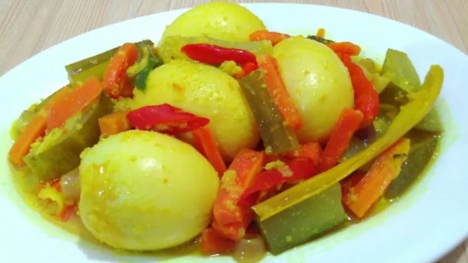 Telur acar kuning, menu sahur praktis dan lezat