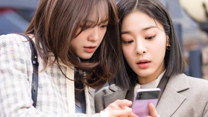 Kim Sejeong (kiri) dan Seol In Ah (kanan) di Business Proposal